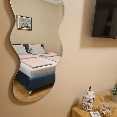 6th Street Apartment *